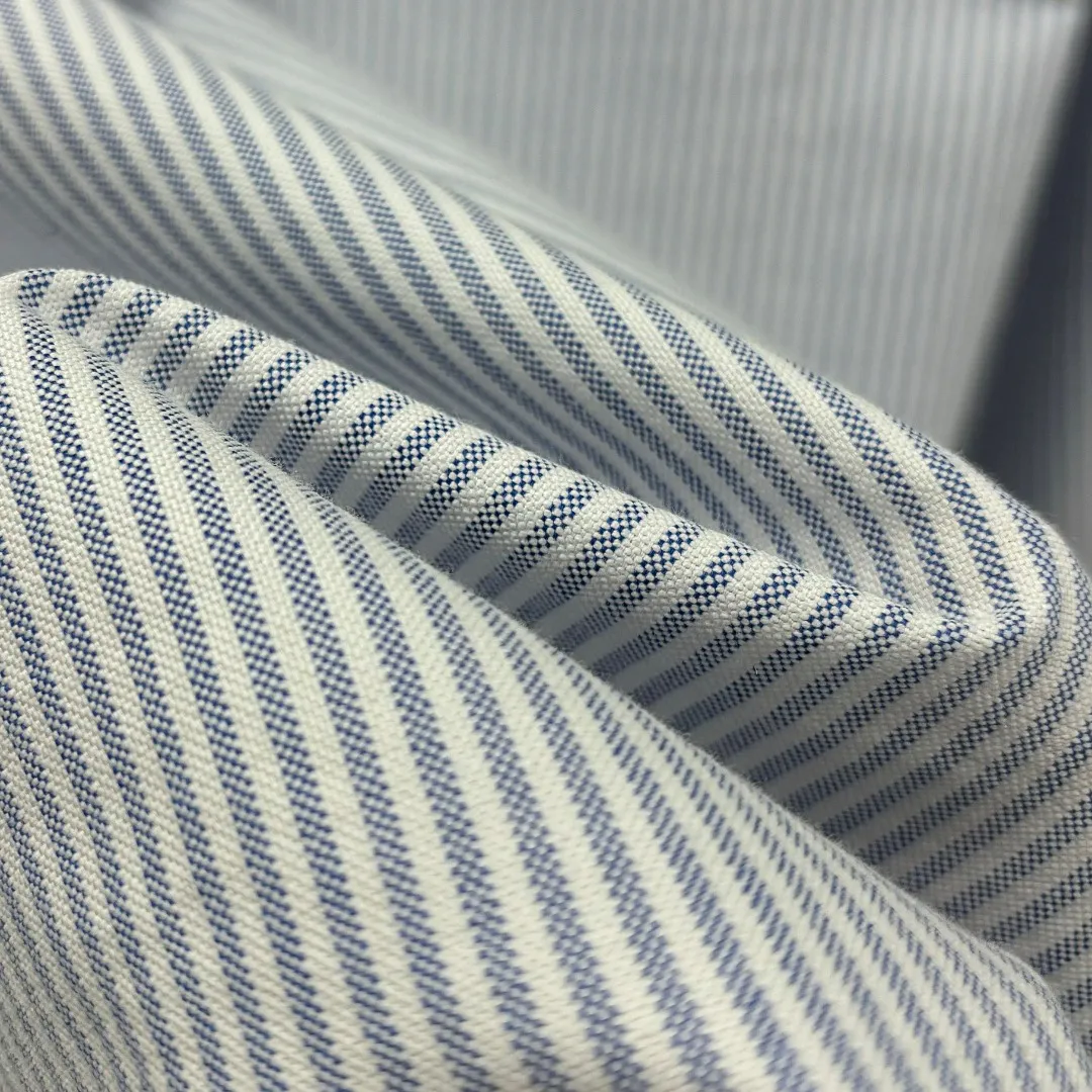 🅿️230 Ralph Lauren/Ralph Lauren imitation striped embroidered shirt. It is made of 100% cotton Oxford fabric. The 100% cotton material makes it very breathable. It is comfortable to wear and not easy to sweat. It has a loose fit and a three-dimensional upper body. The lines are smooth and natural. From the shoulder line to the waistline and then to the hem, the line transition is smooth. There are no unnecessary folds or accumulation. The whole body is neat and stretched. The chest is embellished with the iconic pony embroidery. It is simple but highly recognizable. The color transition of the embroidery thread is natural. The stitches are even and the spacing is uniform and the stitches can be connected naturally. The lines are smooth and not stiff. Color: Blue Size: S M L XL